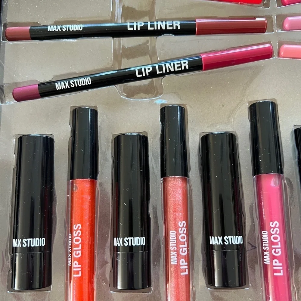 18 piece Max Studio Ultimate Lip 💋 Kit
